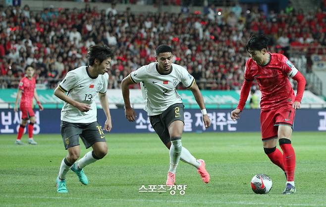 한국 축구국가대표 손흥민이 11일 서울 마포구 서울월드컵경기장에서 열린 2026 FIFA 북중미 월드컵 2차 예선 중국전에서 드리블을 하고 있다. 2024.6.11 권도현 기자