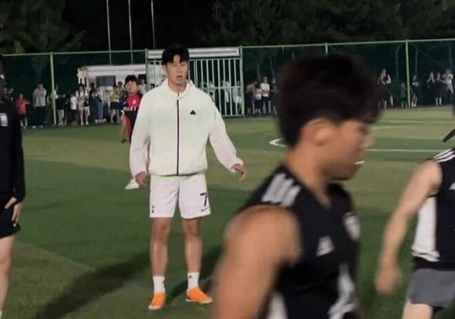 손흥민이 서울 광진구 아차산배수지체육공원 축구장에서 축구를 하는 모습. /사진=에펨코리아 갈무리