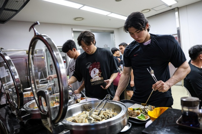 키움 선수단이 27일 고척 NC전을 마치고 특식을 먹고 있다. /사진=키움 히어로즈 제공