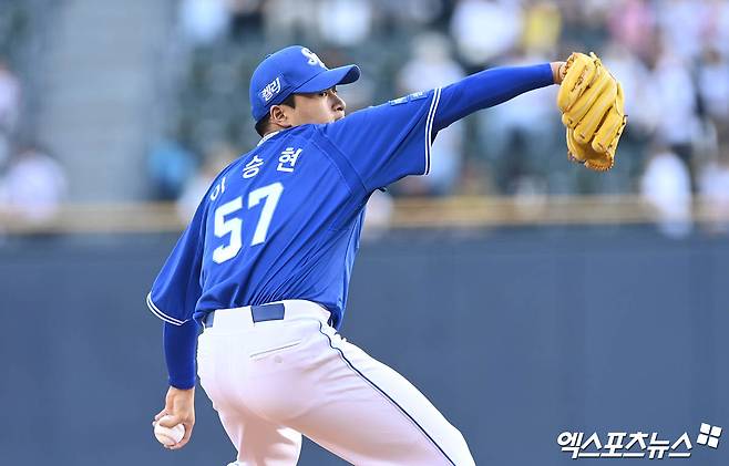 삼성 투수 이승현(57번)은 27일 잠실구장에서 열린 '2024 신한 SOL Bank KBO 리그' LG와 주중 3연전 마지막 경기에서 선발 등판했다. 이날 6이닝 무실점으로 시즌 6승을 챙겼다. 잠실, 박지영 기자