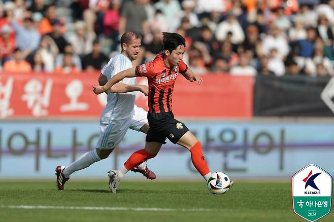 김병지 강원 대표이사가 현 시점 K리그 최고의 재능으로 불리는 양민혁이 프리미어리그(PL) 빅클럽과 협상 중이라고 밝혀 일부 팬들이 양민혁의 토트넘 홋스퍼 이적을 추측하고 있던 가운데 토트넘 내부 소식통으로 유명한 폴 오 키프가 양민혁의 이름을 처음 듣는다는 반응을 보였다. 사진 한국프로축구연맹