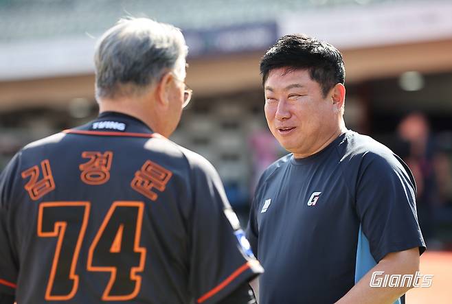 김경문 한화 감독(왼쪽)과 김태형 롯데 감독은 28일 사직구장에서 열릴 '2024 신한 SOL Bank KBO 리그' 주말 3연전 첫 경기를 앞두고 만났다. 롯데 자이언츠