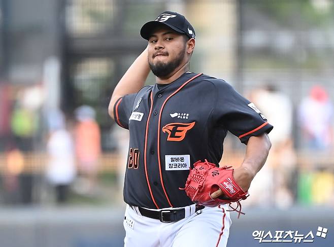 한화 투수 바리아는 28일 사직구장에서 열린 '2024 신한 SOL Bank KBO 리그' 롯데와 주말 3연전 첫 경기에서 선발 등판했다. 이날 4⅔이닝 4실점으로 KBO 리그 데뷔 후 가장 많은 자책점을 기록했다. 엑스포츠뉴스 DB