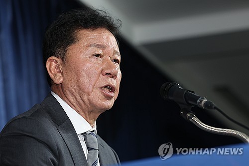 정해성 국가대표전력강화위원장이 사의를 표명하면서 대표팀 정식 감독 선임도 미궁 속에 빠질 위기다. 28일 대한축구협회 관계자에 따르면 정 위원장은 이날 KFA 관계자에게 구두로 사의를 표명했다. 정확한 이유는 밝혀지지 않았으나 최근 대표팀 정식 감독을 물색하는 과정에서 김도훈, 홍명보 등 유력한 국내파 감독들이 감독직을 고사하며 큰 부담을 느꼈던 것으로 보인다. 연합뉴스