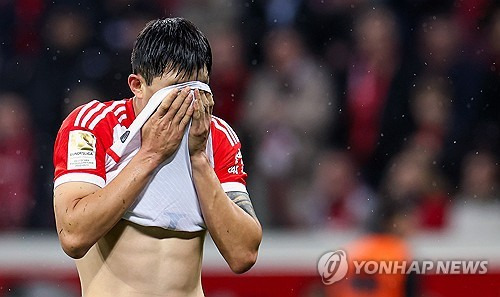 바이에른 뮌헨과 독일 축구 소식을 전하는 바이에른 앤 저머니에 따르면 뮌헨은 내부 평가를 거쳐 김민재를 다음 시즌 구상에 포함시키기로 결정했다. 뱅상 콤파니 감독이 김민재와 함께 다음 시즌을 치르고 싶어하며, 구단 내부에서는 김민재가 지난 시즌보다 더 나은 성과를 내기 위해 김민재와 더 많이 소통하고, 대화하고, 지원하는 게 중요하다고 판단했다는 것이다. 이에 따라 김민재의 잔류 가능성이 대폭 올라갔다. 연합뉴스