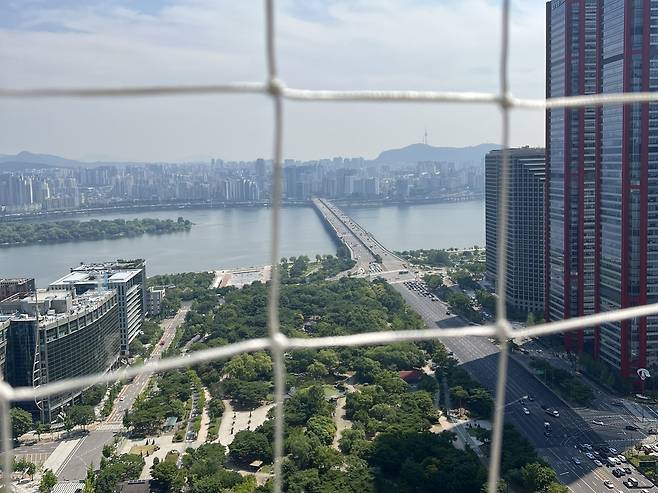 하늘 위로 뜬 '서울달'에서 바라본 여의도 [촬영 최윤선]