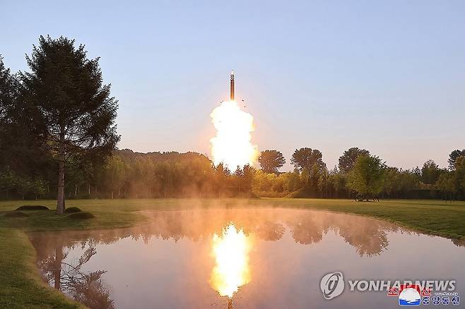 북, 어제 다탄두미사일 시험…"개별기동 탄두분리·유도조종 성공" (평양 조선중앙통신=연합뉴스) 북한이 우리 군이 실패로 판단한 지난 26일 탄도미사일 발사가 다탄두 능력 확보를 위한 '성공적' 시험이었다고 주장했다. 조선중앙통신은 27일 "미사일총국은 26일 미사일 기술력 고도화 목표 달성에서 중대한 의미를 가지는 개별기동 전투부(탄두) 분리 및 유도조종시험을 성공적으로 진행하였다"고 밝혔다.2024.6.27 
    [국내에서만 사용가능. 재배포 금지. For Use Only in the Republic of Korea. No Redistribution] nkphoto@yna.co.kr