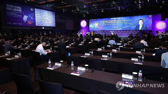 한반도 미래 심포지엄, 윤석열 대통령 축전 (서울=연합뉴스) 김인철 기자 = 28일 서울 중구 신라호텔 다이너스티홀에서 열린 제10회 한반도 미래 심포지엄에서 윤석열 대통령의 축전이 전광판에 나오고 있다. 2024.6.28 yatoya@yna.co.kr