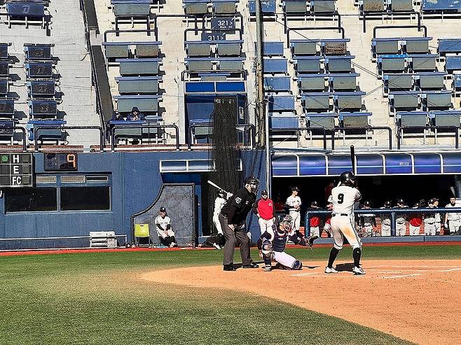 KBO, ABS·피치 클록 적응을 위한 합동 훈련 진행 (서울=연합뉴스) 한국야구위원회(KBO)가 지난 14일부터 18일까지 마산구장에서 KBO 심판위원과 기록위원 전원이 참석한 가운데 자동 투구 판정시스템(ABS)과 시범 운영되는 피치 클록 대비 합동 적응 훈련을 진행했다. 사진은 ABS 시스템을 적용해 훈련 중인 KBO 심판위원. 2024.2.19 [한국야구위원회 제공. 재판매 및 DB 금지] photo@yna.co.kr