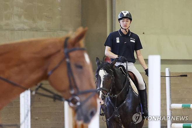 승마 훈련하는 전웅태 (문경=연합뉴스) 임화영 기자 = 28일 경북 문경시 국군체육부대에서 열린 2024 파리올림픽 근대5종 미디어데이에서 전웅태가 승마 훈련을 하고 있다. 2024.6.28 hwayoung7@yna.co.kr