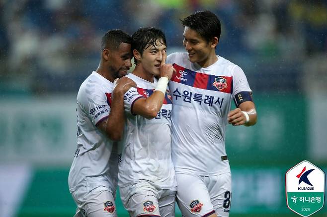 정승원(수원FC)이 득점 후 기쁨을 나누고 있다. 사진=한국프로축구연맹