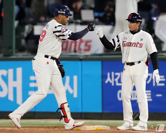 8일 오후 부산 사직야구장에서 열린 '2024 신한 SOL 뱅크 KBO리그' 롯데 자이언츠와 한화 이글스의 경기, 5회말 2사 주자 2루 상황 롯데 레이예스가 1타점 적시타를 친 뒤 기뻐하고 있다. 2024.5.8/뉴스1 ⓒ News1 윤일지 기자