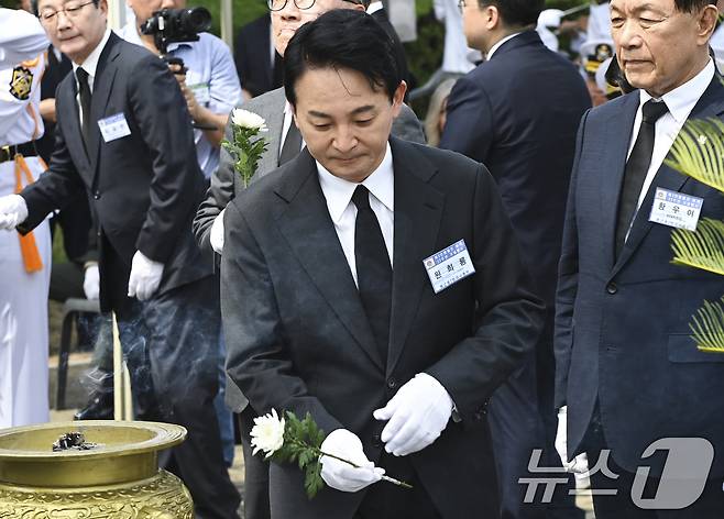 국민의힘 당권주자인 원희룡 전 국토교통부 장관이 29일 경기 평택시 해군 제2함대사령부에서 열린 '제2연평해전 승전 22주년 기념식'에서 헌화를 하고 있다. (공동취재) 2024.6.29/뉴스1 ⓒ News1 김영운 기자