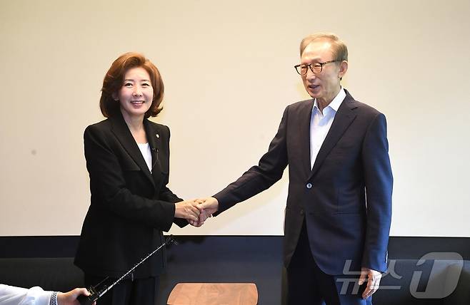 나경원 국민의힘 당 대표 후보가 29일 오전 서울 강남구 이명박 전 대통령 사저를 방문해 이 전 대통령과 인사하고 있다. (나경원 후보 캠프 제공) 2024.6.29/뉴스1