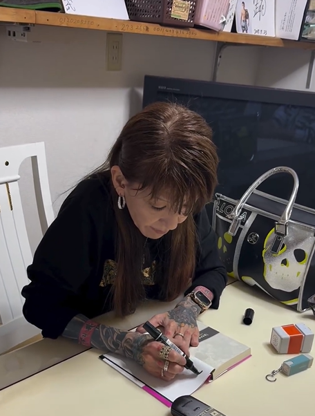 자서전에 싸인 중인 니시무라씨.(사진출처=니시무라마코 인스타그램)