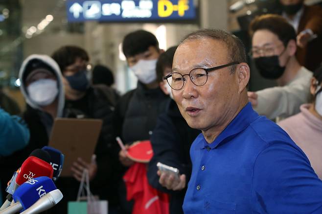 베트남 축구대표팀 지휘봉을 내려놓은 박항서 감독이 작년 2월 14일 오후 인천국제공항을 통해 귀국해 취재진과 인터뷰를 하고 있다. /뉴스1