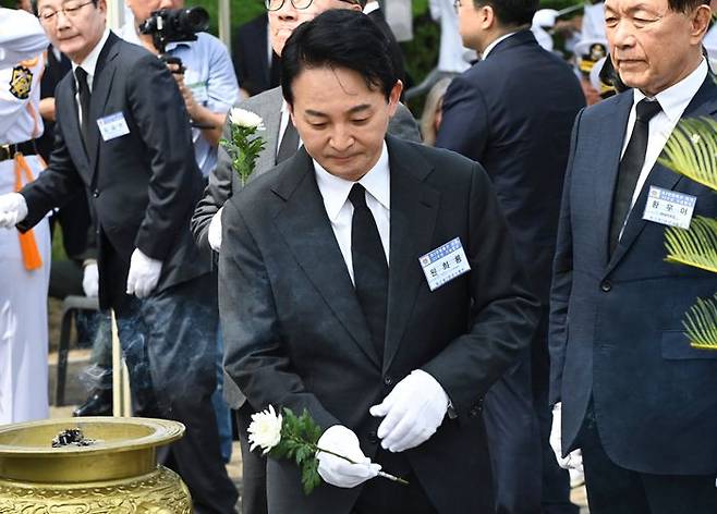 원희룡 전 국토교통부장관이 29일 경기도 평택시 해군 제2함대 사령부에서 열린 제2연평해전 승전 22주년 기념식에서 분향 및 헌화하고 있다. ⓒ뉴시스