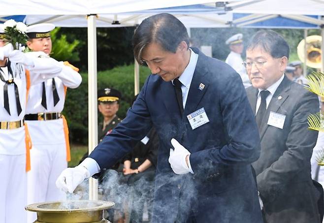 조국 조국혁신당 대표가 29일 경기도 평택시 해군 제2함대 사령부에서 열린 제2연평해전 승전 22주년 기념식에서 분향 및 헌화하고 있다. ⓒ뉴시스