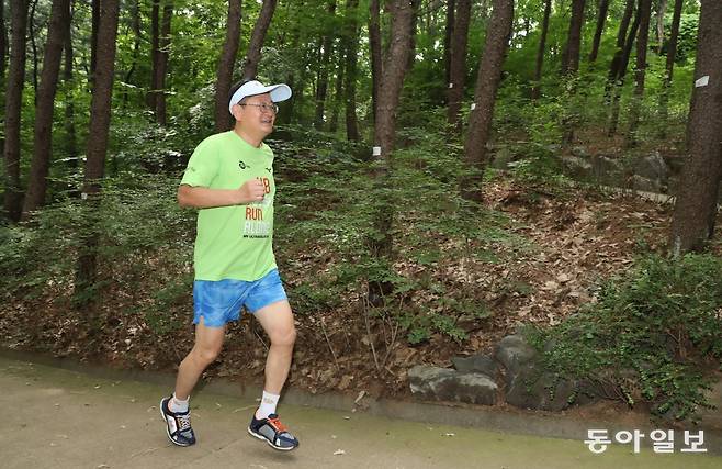 홍종선 교수가 서울 강남구 집 근처 대모산을 즐겁게 달리고 있다. 김동주 기자 zoo@donga.com