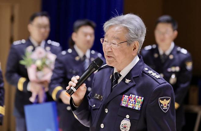 명예 국가수사본부장(명예 치안정감)으로 위촉된 배우 최불암이 28일 경찰청 참수리홀에서 열린 우수 수사팀 특진 임용식에서 소감을 밝히고 있다. (경찰청 제공) 뉴스1