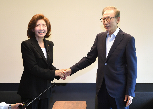 국민의힘 당권주자인 나경원 의원이 29일 서울 강남구의 이명박 전 대통령 사저를 찾아 이 전 대통령과 인사를 나누고 있다. 나경원 캠프 제공