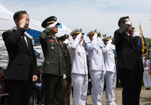 29일 오전 경기도 평택시 해군 제2함대사령부에서 열린 '제2연평해전 승전 22주년 기념식'에서 신원식 국방부 장관이 헌화 및 분향을 마친 후 경례하고 있다. 연합뉴스