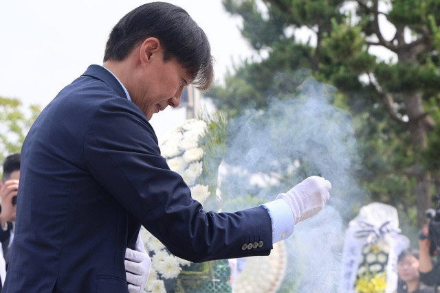 조국 조국혁신당 대표가 29일 2함대사령부 제2연평해전 전승비 앞에서 거행된 '제2연평해전 승전 22주년 기념식'에 참석해 참배하고 있다. 페이스북 갈무리