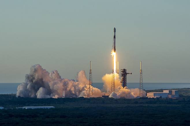 스페이스엑스의 팰컨9 로켓 B1062가 27일 오전 플로리다 케이프커내버럴우주군기지에서 이륙하고 있다. VB1062는 이날로 22번째 발사 임무를 마쳤다. 스페이스엑스 제공