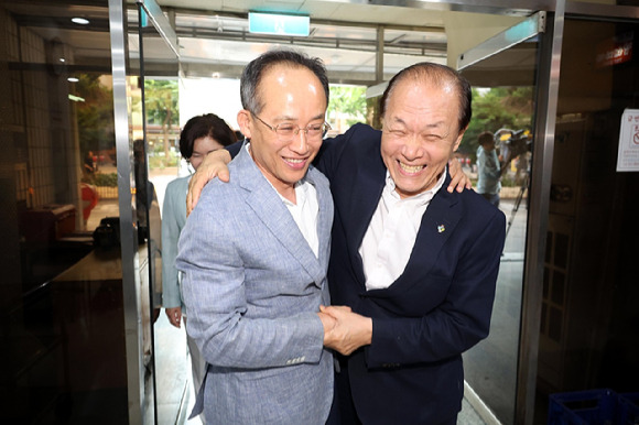 황우여 국민의힘 비상대책위원장이 28일 오후 서울 마포의 한 식당에서 제22대 국회 원 구성 결과 관련 사의를 밝힌 추경호 원내대표를 만나 포옹하고 있다. 2024.06.28. [사진=뉴시스]