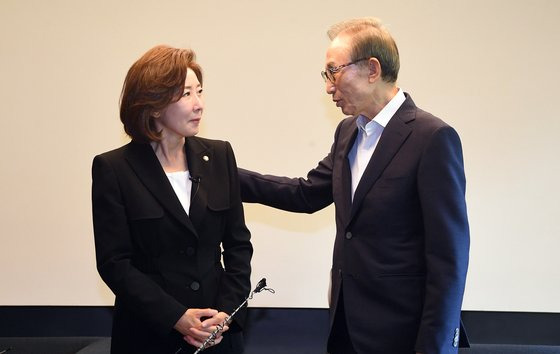 나경원 국민의힘 당 대표 후보가 29일 오전 서울 강남구 이명박 전 대통령 사저에서 이 전 대통령과 대화를 하고 있다. 뉴스1