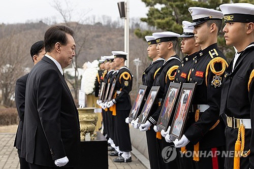 ▲ 윤석열 대통령이 제9회 서해수호의날 기념식이 열린 지난 3월 22일 경기도 평택 소재 해군 제2함대사령부에서 제2연평해전 전승비를 찾아 참배하고 있다.