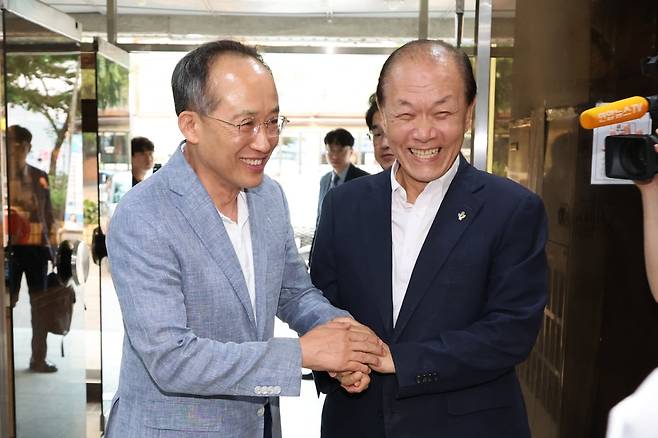 황우여 국민의힘 비상대책위원장이 28일 오후 서울 여의도의 한 식당에서 추경호 원내대표와 만찬회동을 하기 위해 만나 반갑게 인사하고 있다. 국민의힘은 사의를 표명했던 추 원내대표에 대해 의원총회를 열어 재신임을 의결한 바 있다. / 사진=연합뉴스