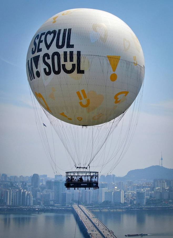 28일 낮, 서울 여의도공원 상공에 뜬 보름달 모양의 계류식 가스기구 '서울달'. / 뉴스1