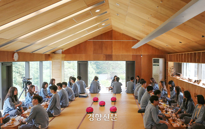 ‘로테이션 차담 시간’을 위해 서른 명의 참가자가 마주 앉았다. 한수빈 기자