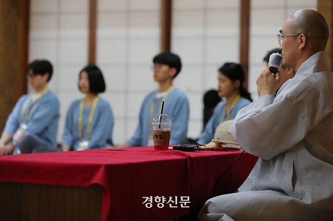 준한스님의 나직한 목소리와 함께 진행된 선명상 시간, 참가자들이 고요한 가운데 눈을 감고 있다. 한수빈 기자