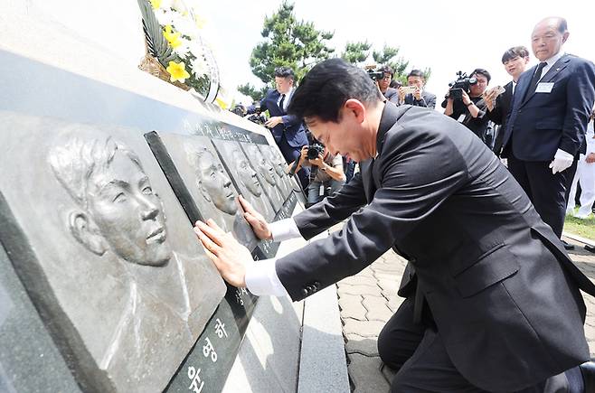 29일 오전 경기도 평택시 해군 제2함대사령부에서 열린 ‘제2연평해전 승전 22주년 기념식’에서 국민의힘 당권주자인 원희룡 전 국토교통부 장관이 해전 영웅들의 얼굴 부조상을 어루만지고 있다. 사진 연합뉴스