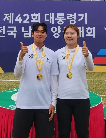 대학부 혼성 단체전 금메달 합작 김예찬(왼쪽)과 염혜정.경희대 제공