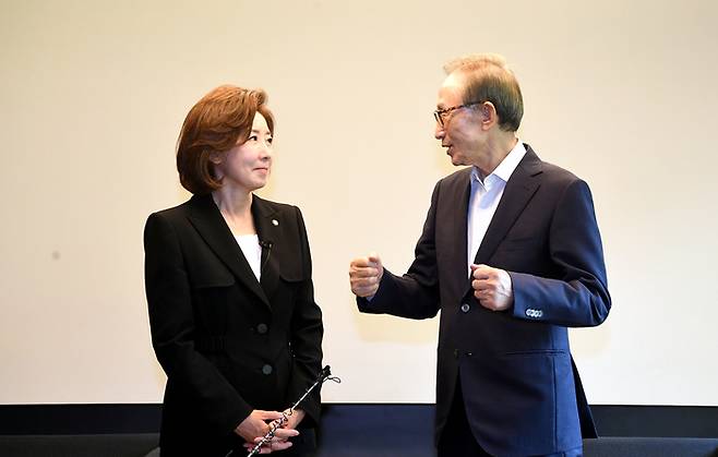 국민의힘 당권주자인 나경원 의원이 29일 서울 강남구의 이명박 전 대통령 사저를 찾아 이 전 대통령과 인사를 나누고 있다. [사진 출처 = 나경원 캠프]