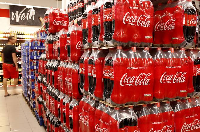 코카콜라가 매장에 진열된 모습. [사진 출처 = 로이터 연합뉴스]