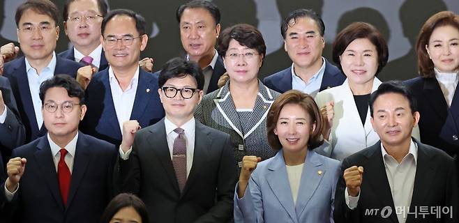 [서울=뉴시스] 조성우 기자 = 국민의힘 당 대표 경선 출마를 선언한 윤상현(아랫줄 왼쪽부터) 의원, 한동훈 전 비상대책위원장, 나경원 의원, 원희룡 전 국토교통부 장관이 24일 오전 서울 여의도 국회 의원회관에서 열린 국민의힘 초선의원 공부모임에 참석해 기념촬영하고 있다. 2024.06.24. xconfind@newsis.com /사진=조성우