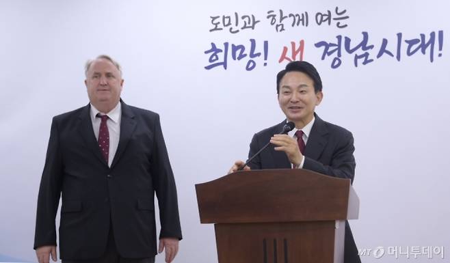 (서울=뉴스1) 안은나 기자 = 국민의힘 당권주자인 원희룡 전 국토교통부 장관이 28일 오후 경남도청 프레스룸을 찾아 발언하고 있다. 왼쪽은 인요한 의원. (원희룡 캠프 제공) 2024.6.28/뉴스1  Copyright (C) 뉴스1. All rights reserved. 무단 전재 및 재배포,  AI학습 이용 금지. /사진=(서울=뉴스1) 안은나 기자