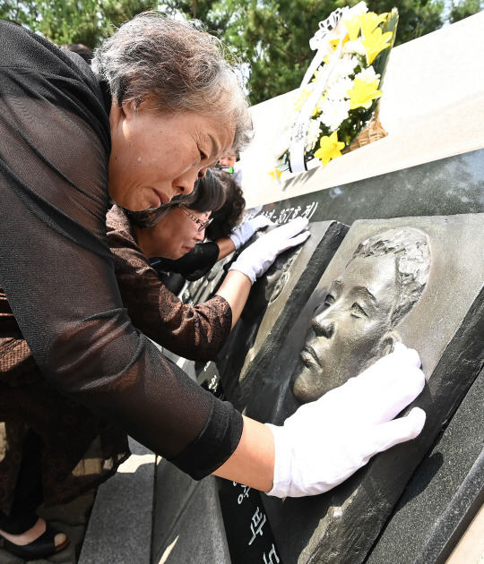 29일 오전 경기도 평택시 해군 제2함대사령부에서 열린 ‘제2연평해전 승전 22주년 기념식’에서 유가족들이 해전 영웅들의 얼굴 부조상을 어루만지며 눈물을 흘리고 있다. 연합뉴스