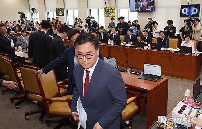 [서울=뉴시스] 조성우 기자 = 최형두 국민의힘 국회 과학기술정보방송통신위원회 간사와 위원이 25일 오후 서울 여의도 국회에서 열린 과학기술정보방송통신위원회 전체회의에서 최민희 위원장의 회의 진행에 항의하며 퇴장하고 있다. 2024.06.25. xconfind@newsis.com