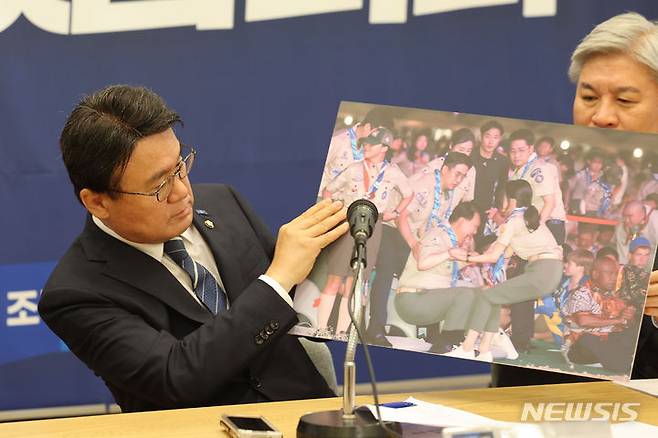 [서울=뉴시스] 권창회 기자 = 황운하 조국혁신당 원내대표가 27일 오전 서울 여의도 국회에서 열린 원내대표단 회의에서 윤석열 대통령과 김건희 여사 관련 사진을 보고 있다. 2024.06.27. kch0523@newsis.com