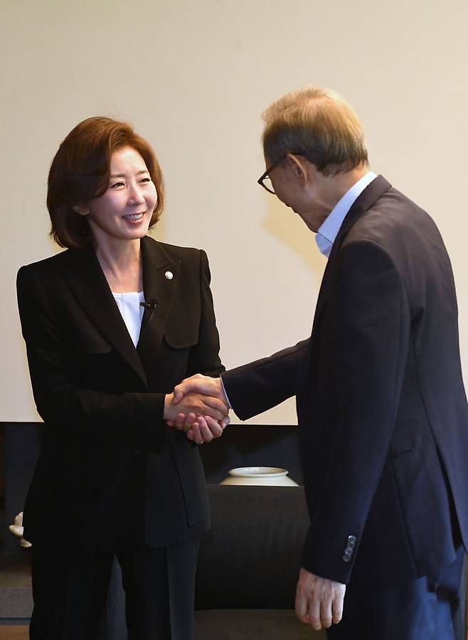 [서울=뉴시스] 조성봉 기자= 나경원 국민의힘 당 대표 후보가 29일 오전 서울 강남구의 이명박 전 대통령의 사저를 찾아 이 전 대통령과 인사를 나누고 있다. (사진=나경원 캠프 제공) 2024.06.29. photo@newsis.com *재판매 및 DB 금지