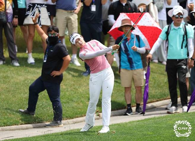 [성루=뉴시스] 박현경이 한국여자프로골프(KLPGA) 투어 '한국맥콜·모나 용평 오픈 with SBS Golf' 대회 2라운드 5언더파 67타를 치며 중간 합계 10언더파 134타로 단독 선두에 올랐다. (사진=KLPGA 제공) 2024.06.29. *재판매 및 DB 금지