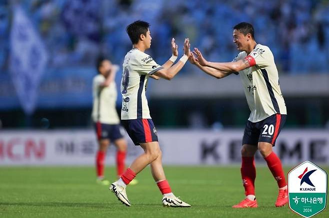 [서울=뉴시스] 프로축구 K리그1 김천상무의 최기윤(왼쪽)이 29일 김천종합운동장에서 열린 '하나은행 K리그1 2024' 20라운드 대구FC와의 홈 경기에서 선제골을 기록한 뒤 동료와 자축하고 있다. (사진=한국프로축구연맹 제공) 2024.06.29. *재판매 및 DB 금지