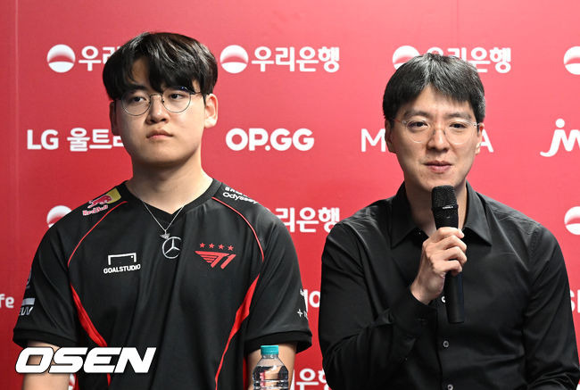 [OSEN=이대선 기자] 29일 경기 고양 소노 아레나에서 ‘2024 LOL 챔피언스 코리아(이하 LCK)’ 서머 1라운드 T1과 KT 롤스터의 경기가 열렸다.전통의 라이벌 T1과 KT 롤스터. 하지만 KT 롤스터는 T1에 3승 14패로 상대 전적에서 뒤처져 있다.경기 종료 후 T1 '구마유시' 이민형, 김정균 감독이 인터뷰를 하고 있다. 2024.06.29 /sunday@osen.co.kr