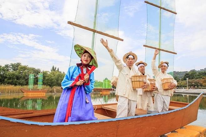 지난 2023년 마포나루 새우젓축제의 황포돛배 입항 재현식. 마포구청 제공