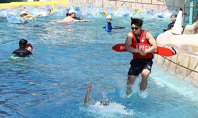 가상 익수자를 향해 물로 뛰어드는 훈련을 하고 있다.